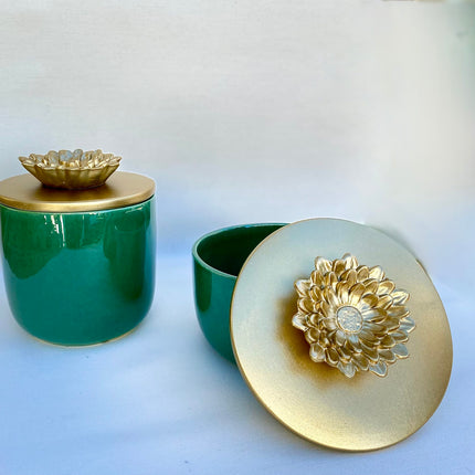 Pote verde com tampa de flor dourada