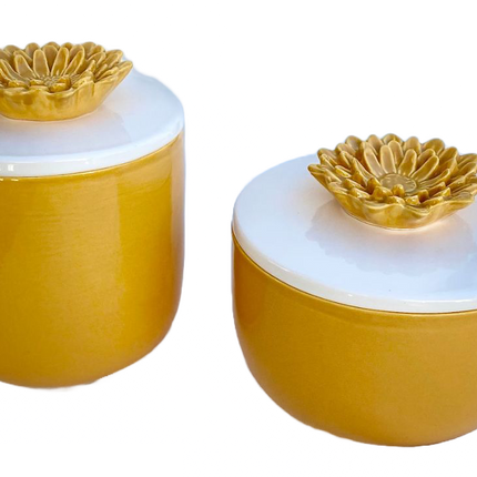 Pote amarelo com tampa de flor dourada