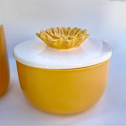 Pote amarelo com tampa de flor