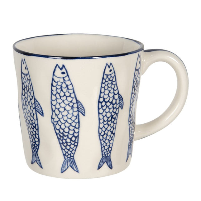 Caneca de chá em cerâmica bege com peixes